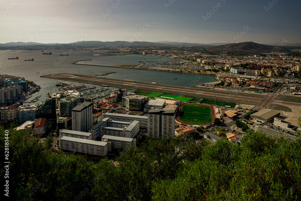 Panorama Gibraltaru, widok na pas startowy lotniska na Gibraltarze.  - obrazy, fototapety, plakaty 