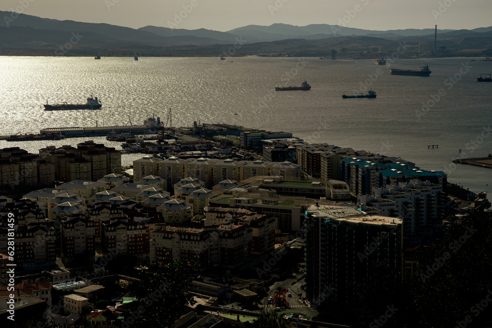 Panorama Gibraltaru, widok na miasto portowe z lotu ptaka.