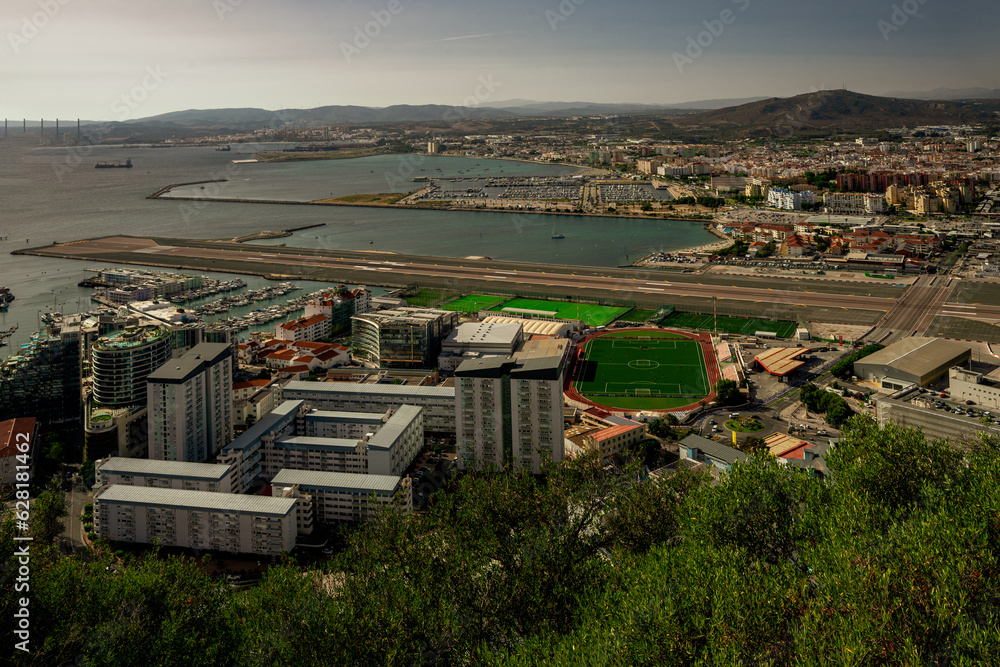 Panorama Gibraltaru, widok na pas startowy lotniska na Gibraltarze.  - obrazy, fototapety, plakaty 