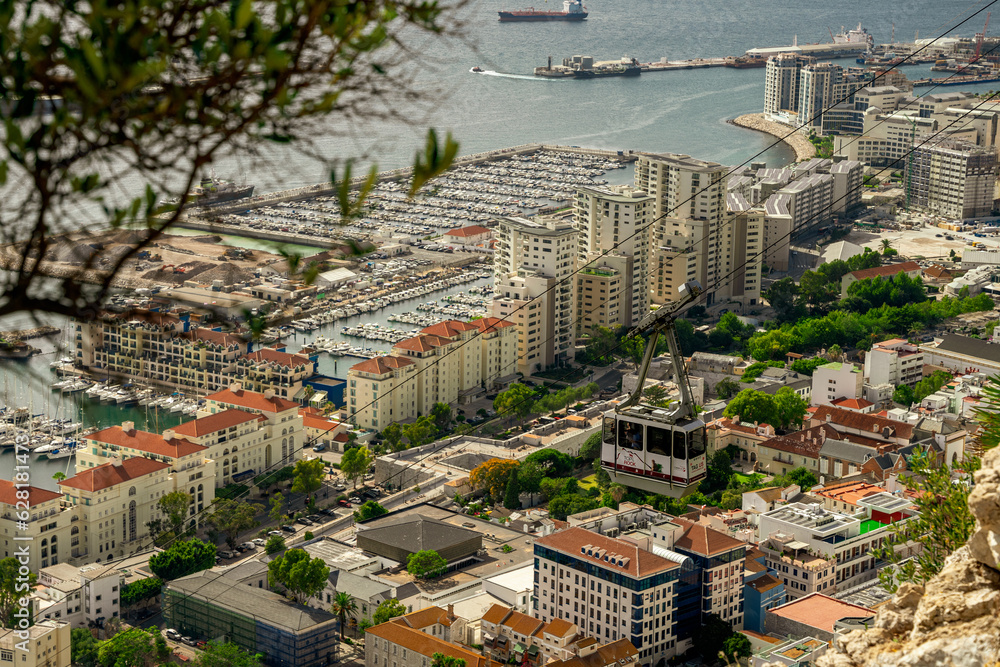 Kolejka linowa wjeżdżająca na Skałę Gibraltarską.