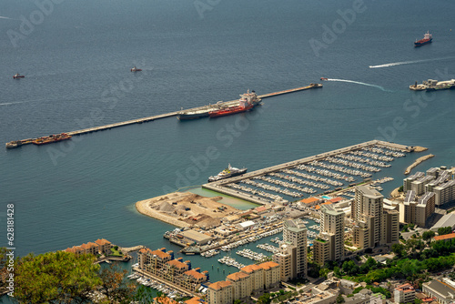 Obraz na płótnie Panorama Gibraltaru, widok na miasto portowe z lotu ptaka. w salonie