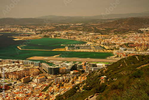 Panorama Gibraltaru, widok na pas startowy lotniska na Gibraltarze. 