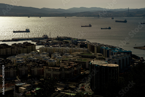 Panorama Gibraltaru, widok na miasto portowe z lotu ptaka. 