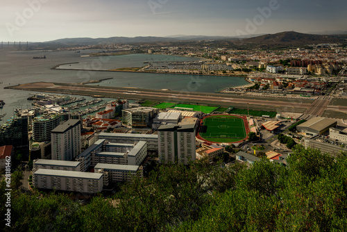 Panorama Gibraltaru, widok na pas startowy lotniska na Gibraltarze. 