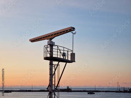 Rotating phased array antenna for marine radar