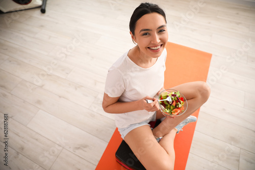 Sporty young woman eating v...