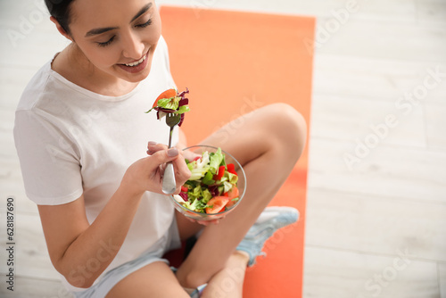 Sporty young woman eating v...