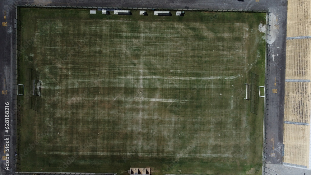 Fototapeta premium Campo de futebol na cidade de Mogi das Cruzes SP Brasil captada do alto por um drone em um dia de sol.