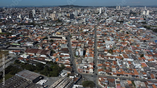 Visão aérea de um bairro residencial da cidade de Mogi das Cruzes no estado de São Paulo captada do alto por um drone em um dia de sol de 2023. 