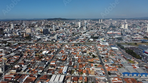 Visão aérea de um bairro residencial da cidade de Mogi das Cruzes no estado de São Paulo captada do alto por um drone em um dia de sol de 2023. 