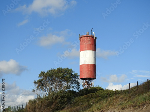 Billede på lærred lighthouse of the lesnoje village on the curonian spit in russia