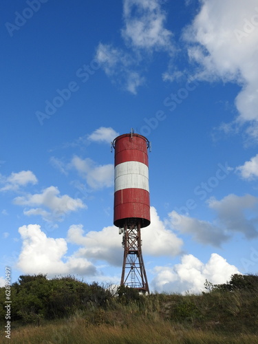 Fotografi lighthouse of the lesnoje village on the curonian spit in russia