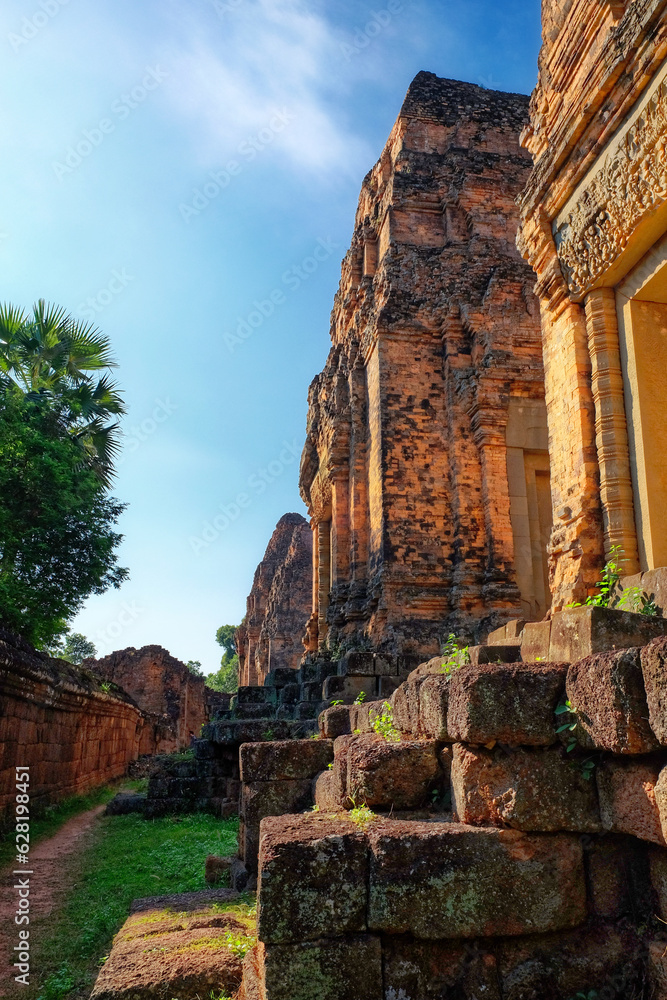 Image illustrating the detailed masonry work in the brick and laterite walls of the ancient Pre Rup temple.