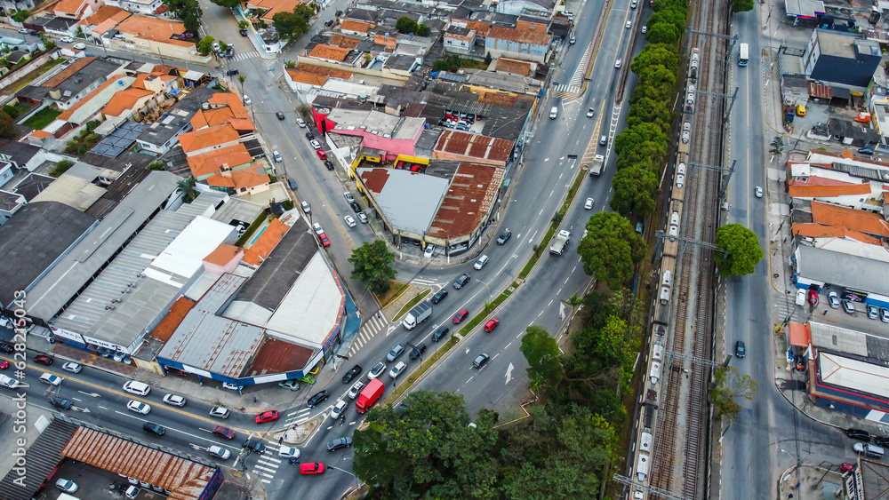 Esquina de trânsito em uma cidade brasileira captada do alto por um drone. 