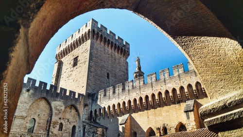 Schilderij op canvas Sunlit Majesty: Exterior of Palais des Papes in Avignon, France