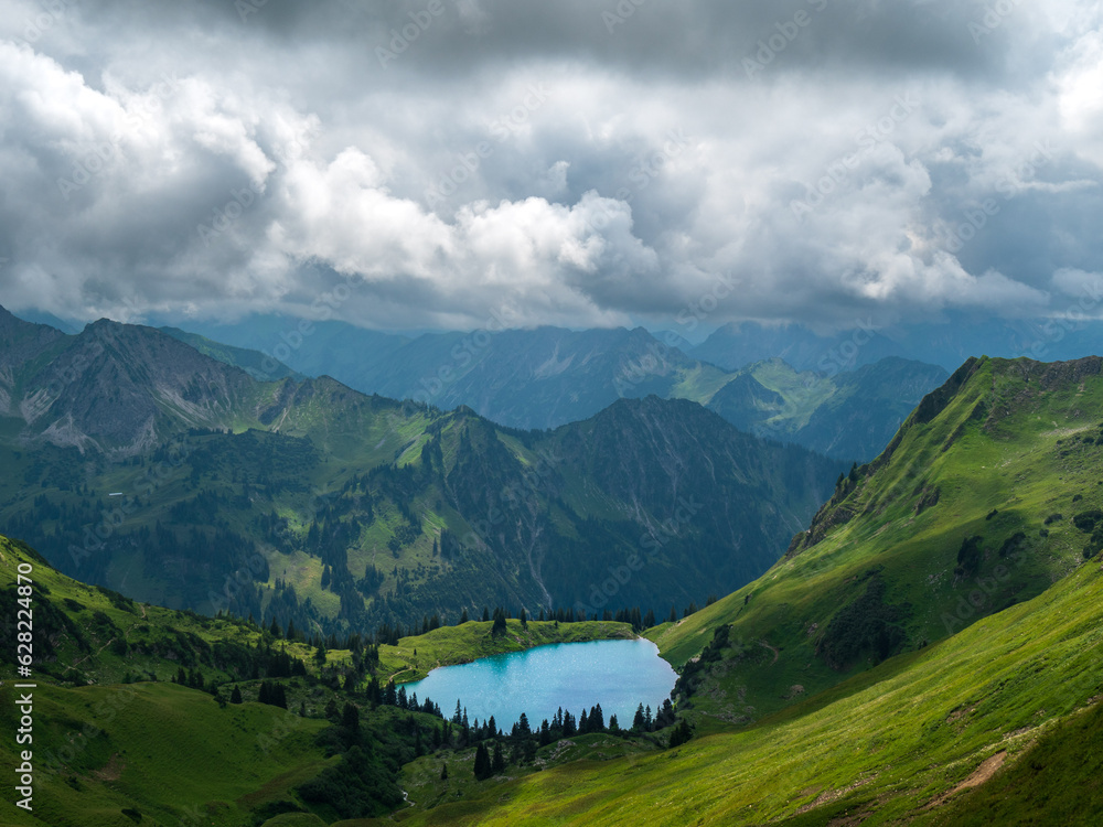 Oberstdorf, Deutschland: Der malerische Seealpsee in den allgäuer Alpen