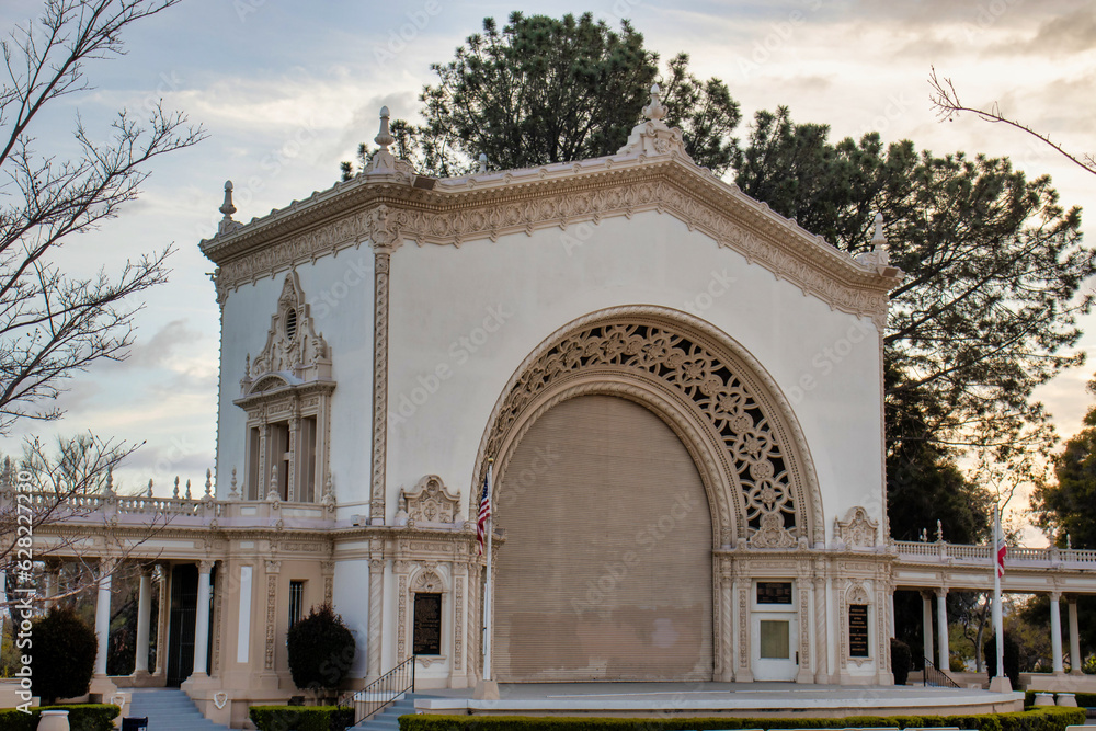 Obraz premium The Spreckels organ vaulted structure, the largest open-air musical instrument at Balboa Park in San Diego, California.