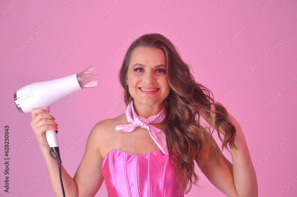 beldade sorridente com cabelo lindo segurando secador de cabelo branco, expressão positiva beldade sorridente com cabelo lindo segurando secador de cabelo branco, expressão positiva
