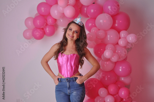 beldade jovem princesa que ama rosa, roupa da moda fashion rosa com balões em tons rosa ao fundo  photo