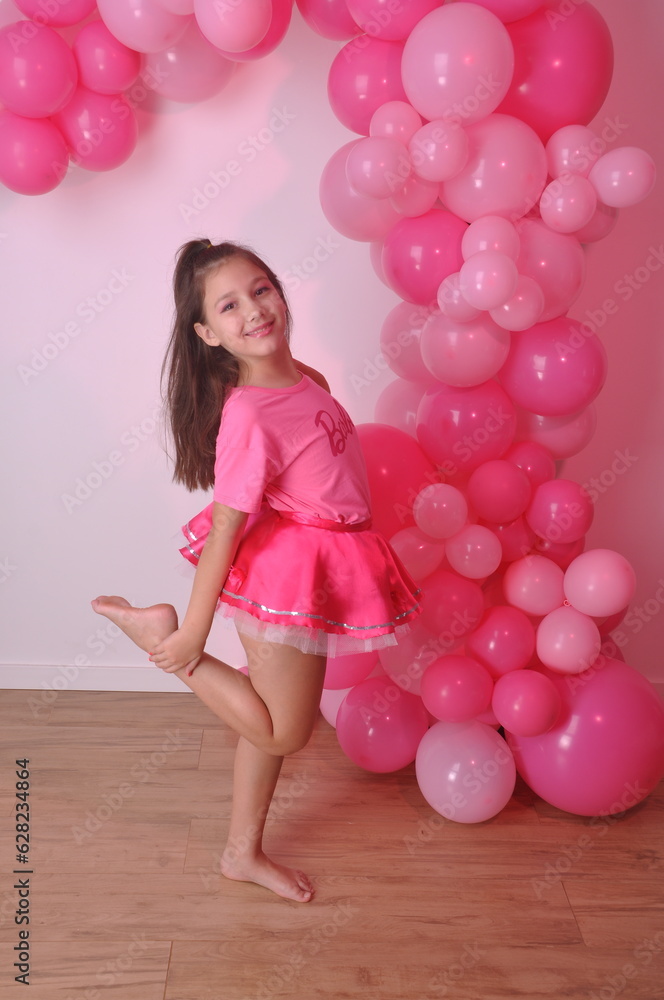 menina bailarina feliz com fundo de balões cor de rosa , expressão positiva menina bailarina feliz com fundo de balões cor de rosa , expressão positiva