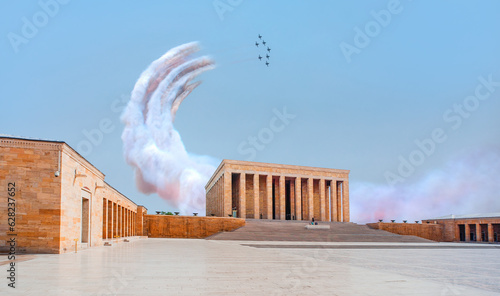 Canvas-taulu Mausoleum of Ataturk - Air Force aerobatic team performing demonstration flight