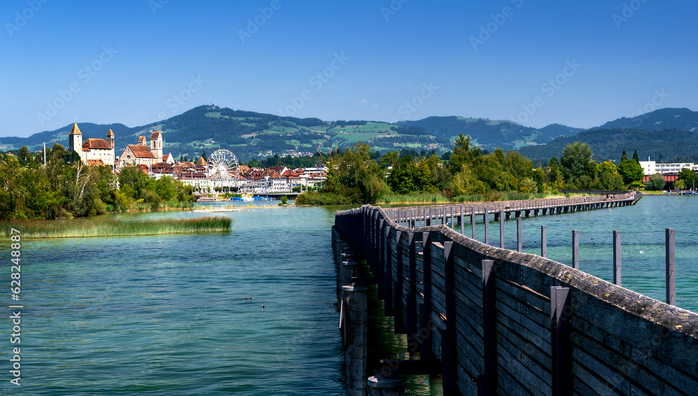 Fototapeta premium Historische Holzbrücke bei Rapperswil am Zürichsee, Sankt Gallen, Schweiz