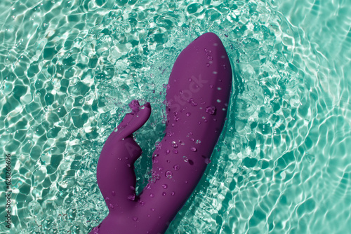 Washing in water of a vibrating phallus, vaginal massager