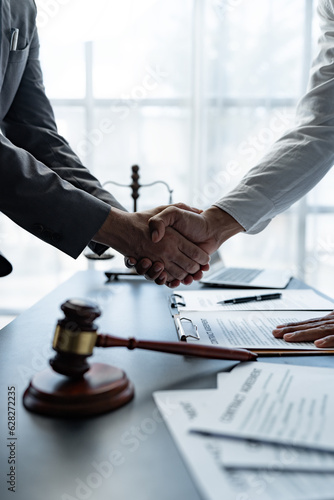 Foto The handshake after a good cooperation, consulting between attorney and client, businessman, tax and real estate project company