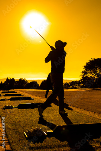 Tacada de golf no nascer do sol photo