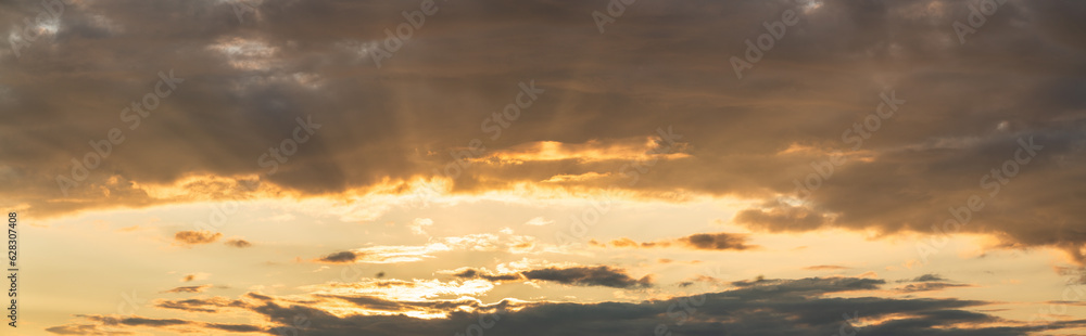 Obraz premium Panorama sunset sky for background or sunrise sky and cloud at morning.