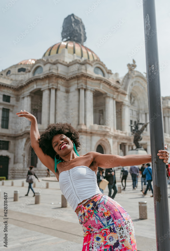 Naklejka premium beautiful black girl traveling alone