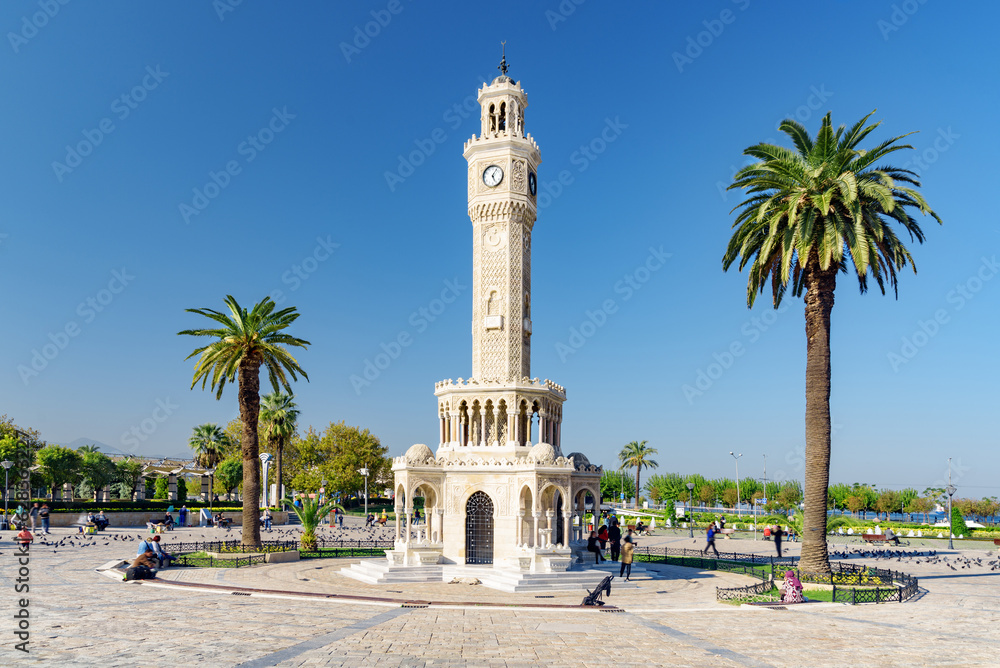 Obraz premium Izmir Clock Tower in the middle of Konak Square, Izmir