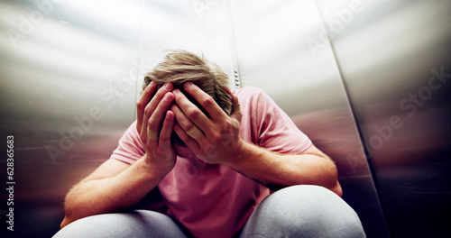 Foto Man Suffering From Claustrophobia Trapped Inside Elevator