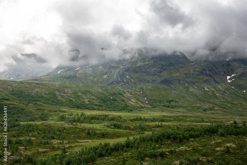 Bergwetter, dramatische Wolken an Berghang Bergwetter, dramatische Wolken an Berghang