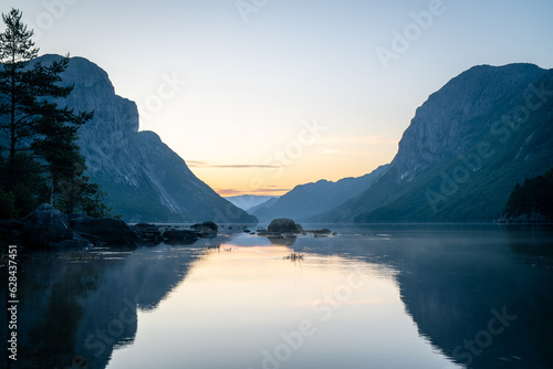 Blaue Stunde im Fjord © Markus Hentschel
