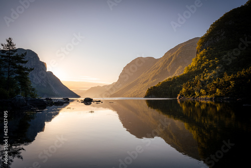 Sonnenaufgang im Fjord