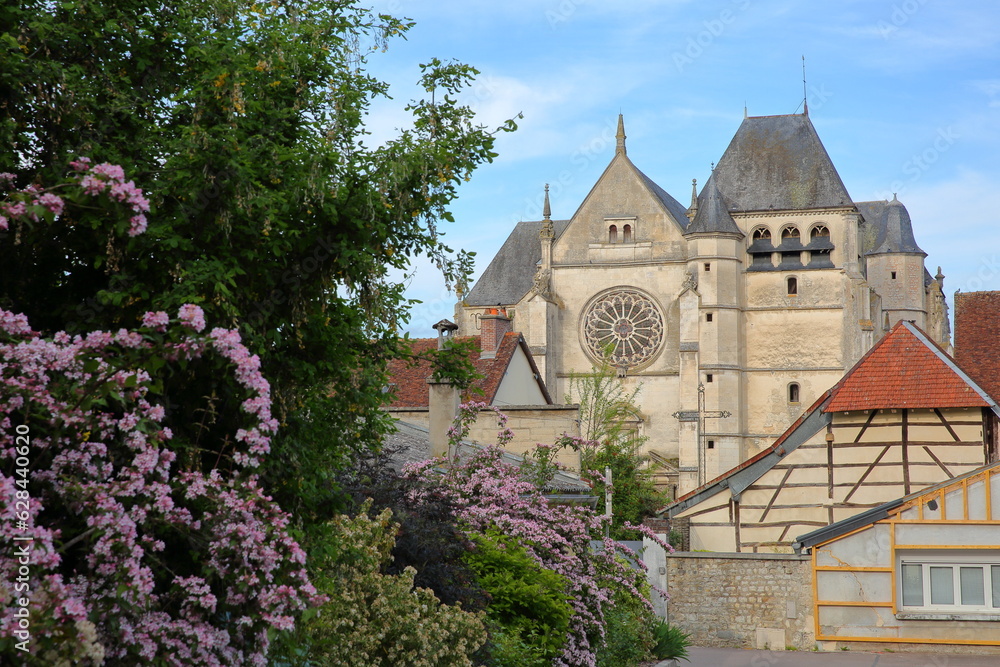 Φωτογραφία The external facade of Saint Etienne church in Bar sur Seine, Aube, Grand Est, c