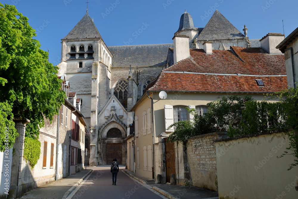 Φωτογραφία The external facade of Saint Etienne church in Bar sur Seine, Aube, Grand Est, c