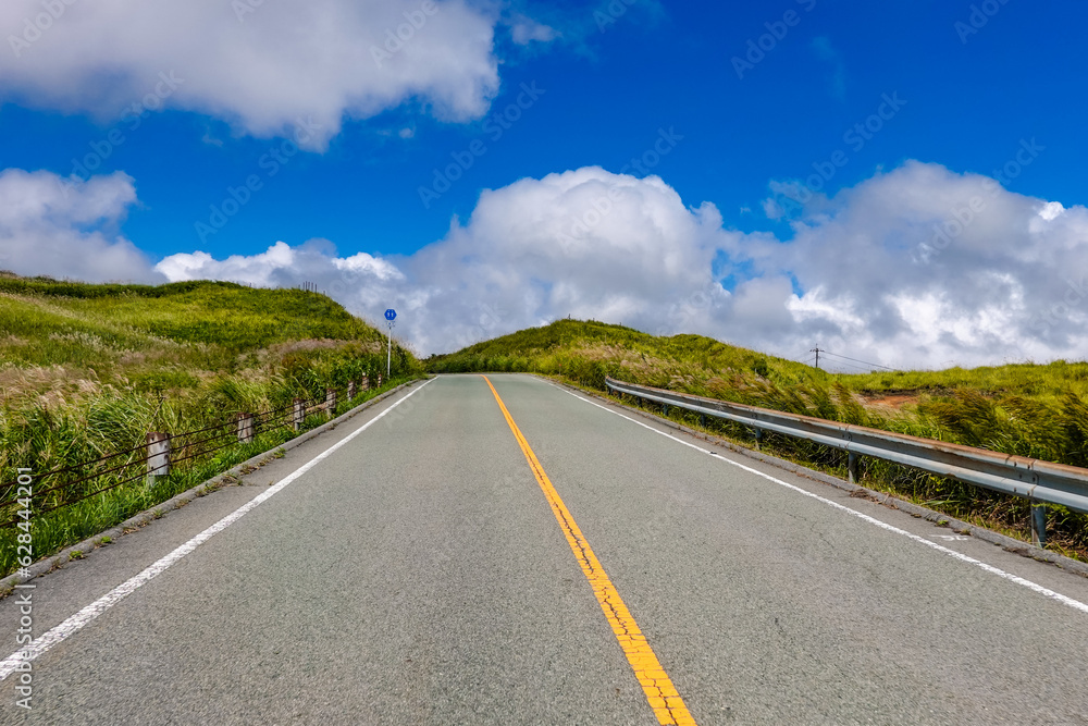 秋晴れ広がる阿蘇ミルクロードのドライブ風景(熊本県阿蘇市) 秋晴れ広がる阿蘇ミルクロードのドライブ風景(熊本県阿蘇市)