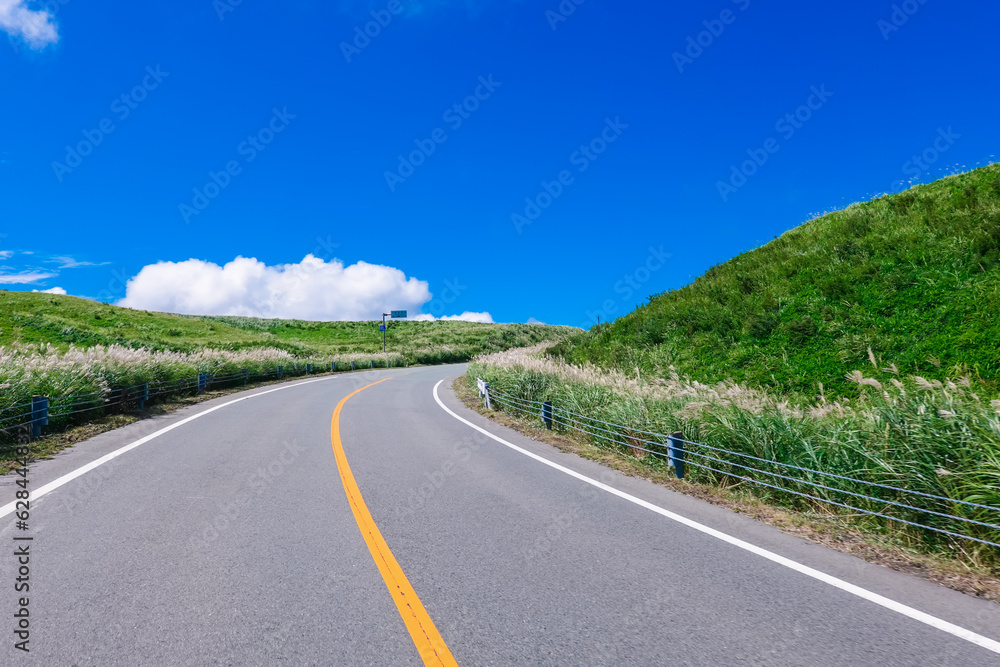 秋晴れ広がる阿蘇ミルクロードのドライブ風景（熊本県阿蘇市）