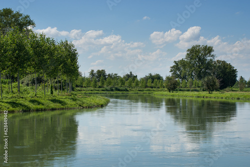 canale d'acqua per irigazione agricola e produzione di energia elettrica