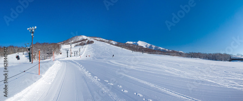Freshly pressed piste in a quiet ski resort at early morning on a clear day (Niseko Moiwa, Hokkaido, Japan) © Mayumi.K.Photography