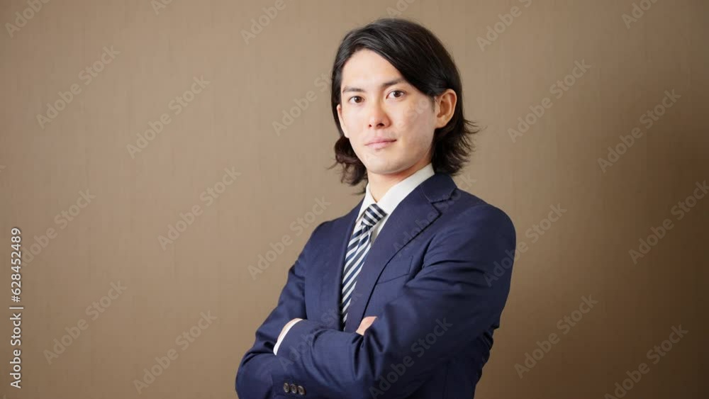 腕を組む若い男性　ビジネスイメージ