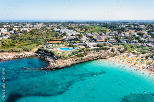 resort sulla spiaggia con la piscina,  e fantastica vista sul mare mediterraneo dalle acque turchesi cristalline. baia di Porto Pirrone - Salento, Puglia, Taranto, Leporano, Italia photo