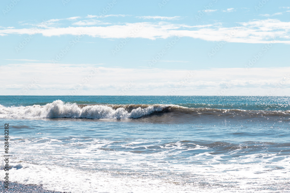 Fototapeta premium 濁った海と波