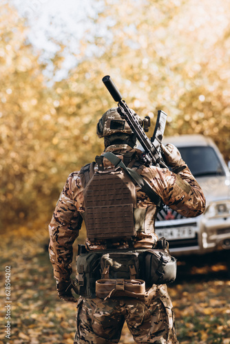 Foto The special forces fighter turned and looks menacingly at the enemy
