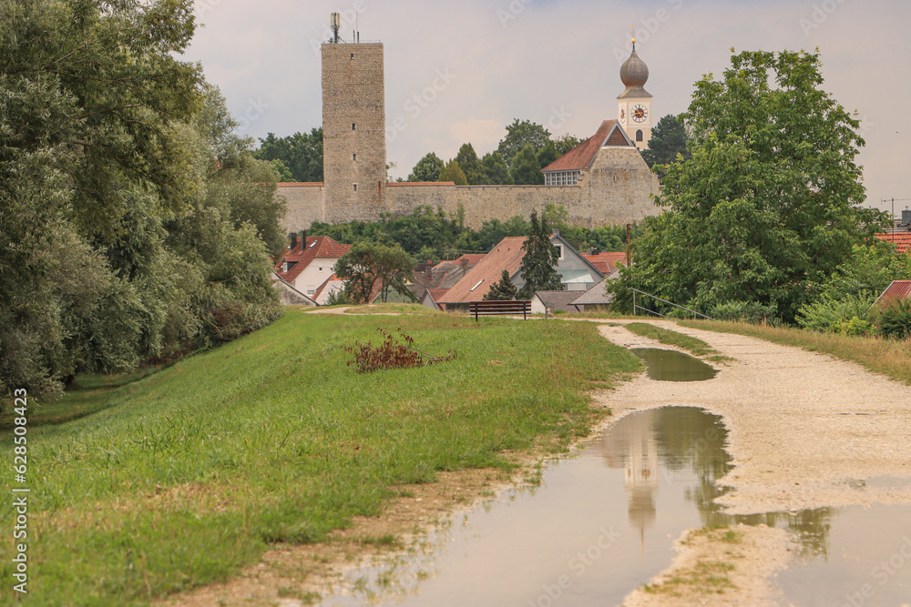 Verregneter Sommertag an der Donau; Radweg bei Vohburg mit Burg und St. Petrus