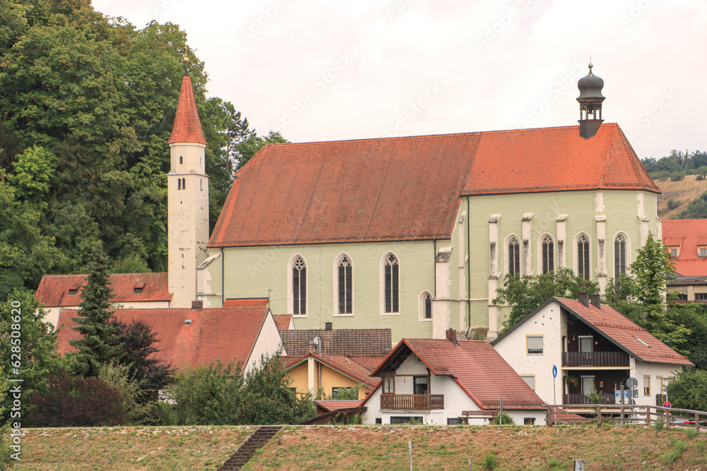 Kelheim; Blick von der Donau auf Franziskanerkirche und Michaelskirche Kelheim; Blick von der Donau auf Franziskanerkirche und Michaelskirche