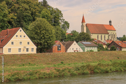 Donauufer in Kelheim mit Michaelskirche und Franziskanerkirche