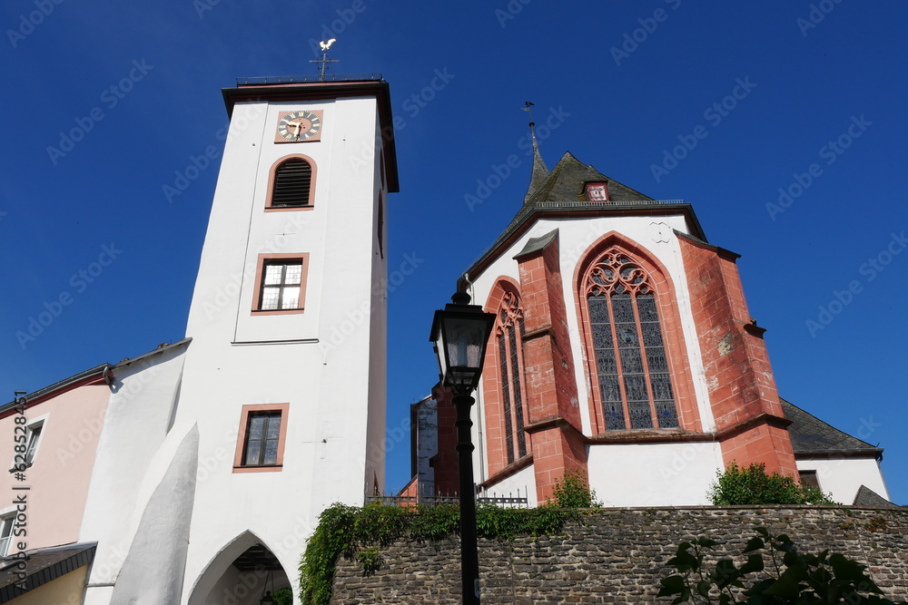 Torturm und Kirche St Nikolas in Neuerburg Eifel